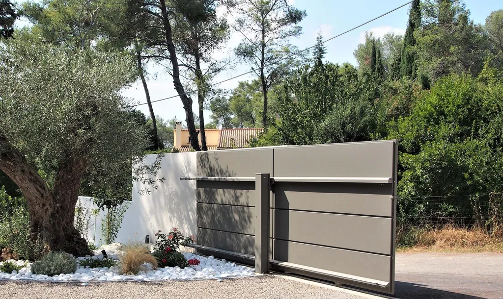 Installer un portail aluminium haut de gamme en Corse-du-Sud : la collection Audace de Tschoeppe, pour les résidences contemporaines et les maisons d'architectes