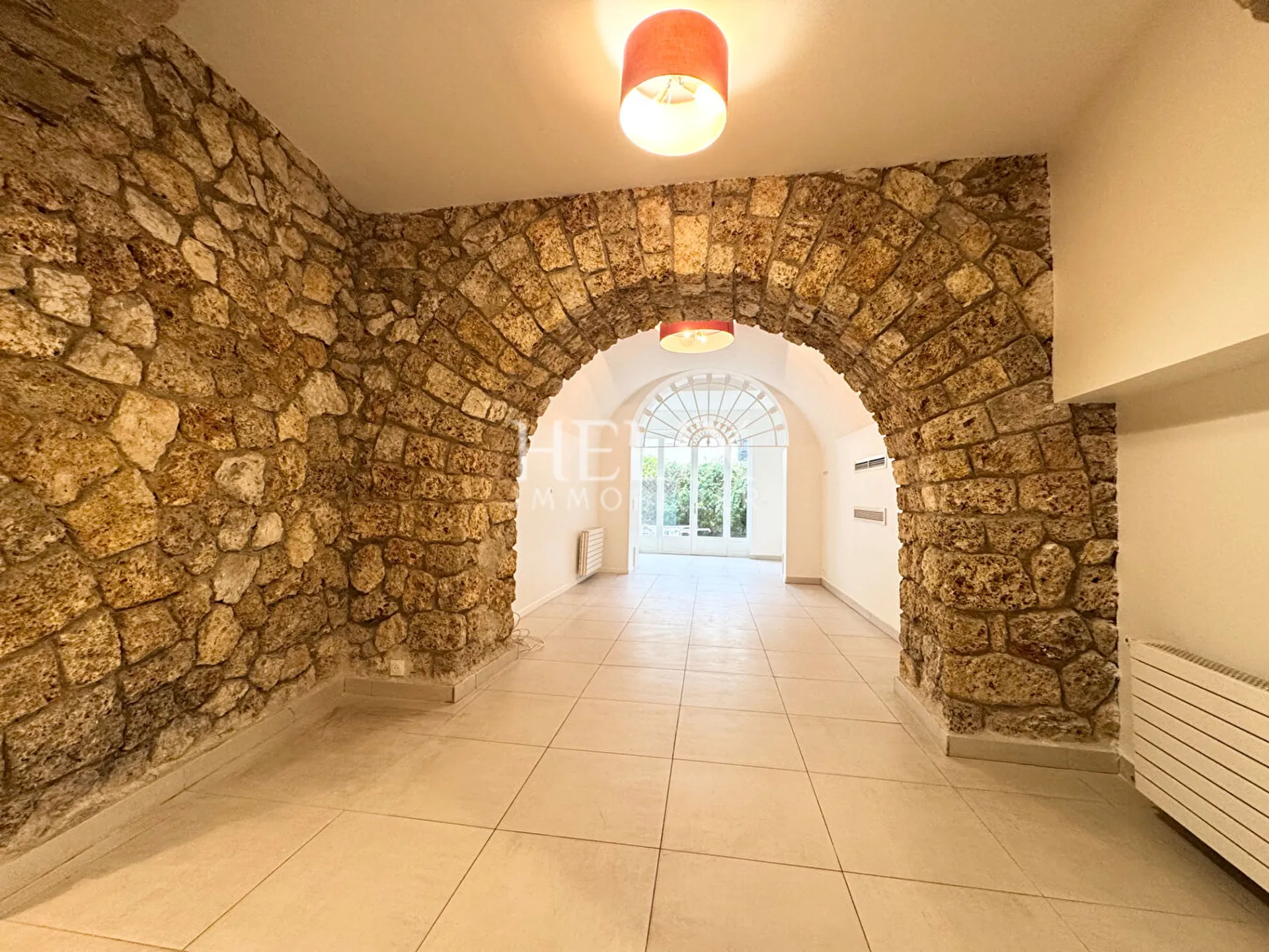 A vendre Le Pecq quartier Saint-Wandrille comme une maison pour ce joli appartement cinq pièces avec terrasses/jardin situé dans une petite copropriété à l'abris des regards.