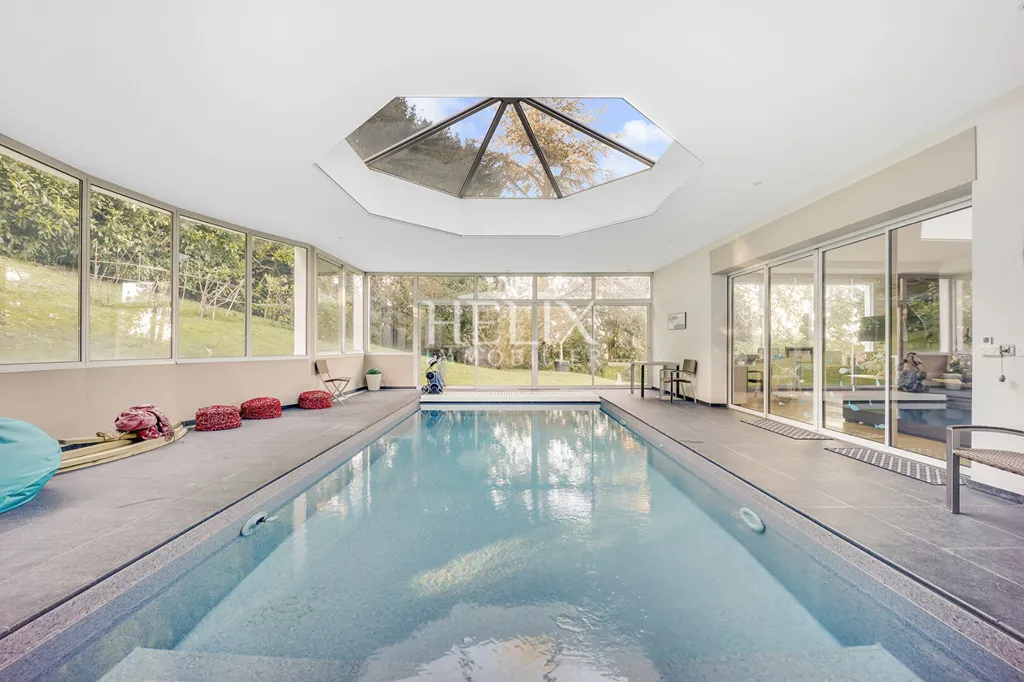 Maison à 7 minutes du centre de Saint Germain en Laye 10 pièces 410 m2 sur terrain de 3700 m2 et avec piscine intérieure 8x4m très belles prestations