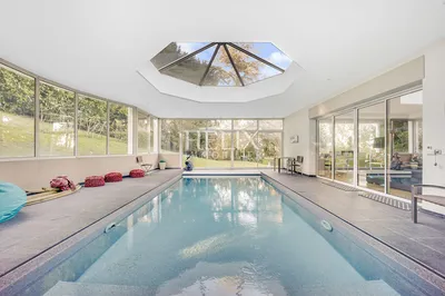 Maison à 7 minutes du centre de Saint Germain en Laye 10 pièces 410 m2 sur terrain de 3700 m2 et avec piscine intérieure 8x4m très belles prestations