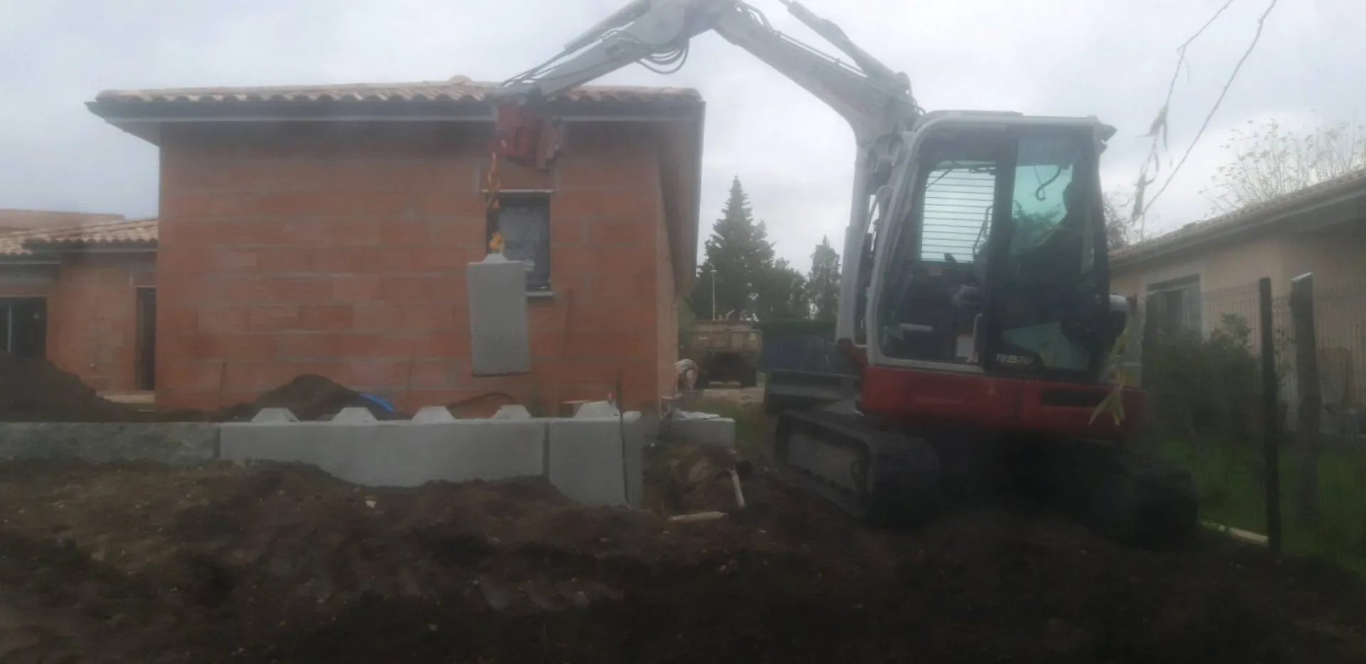 Créations d'un mur de soutènement pour maintient de terrain  sur l'ariere d'une piscine  avec légo béton préfabriqué chez  un particulier. sure la commune de la bréde en gironde 