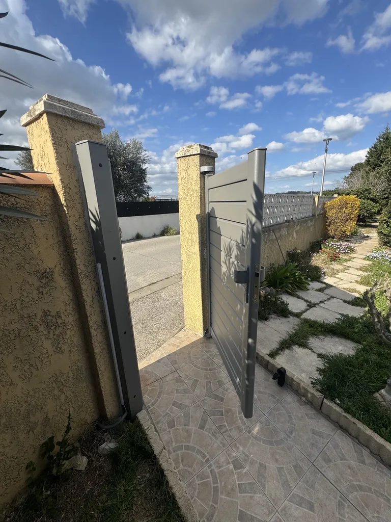 Remplacement d'un portillon Kostum en aluminium sur Fos-sur-Mer