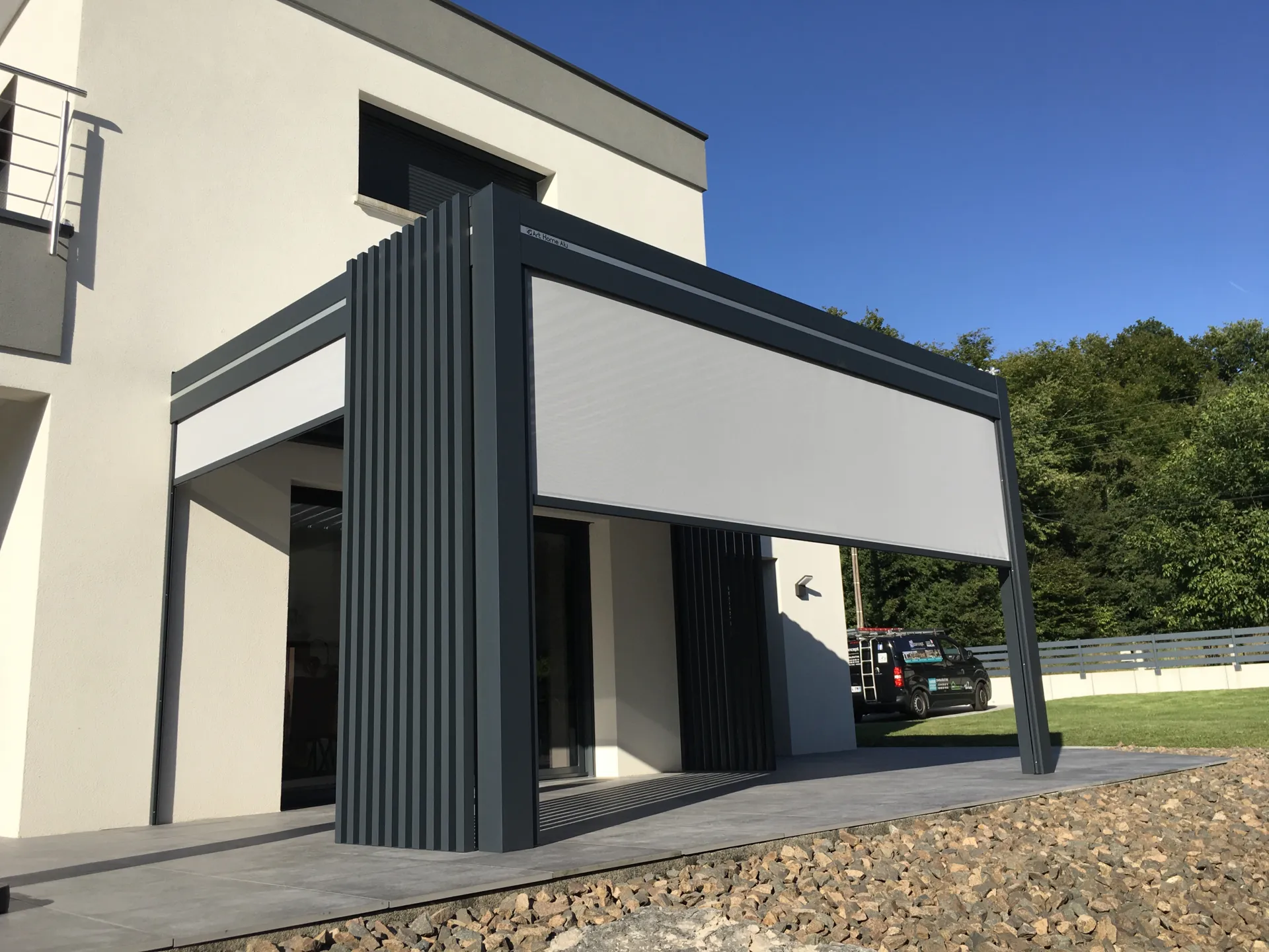 Installation d'une pergola bioclimatique aluminium adossée laqué teinte gris anthracite avec lames orientables à Seloncourt près de Belfort