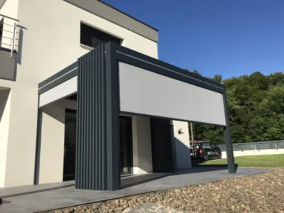 Installation d'une pergola bioclimatique aluminium adossée laqué teinte gris anthracite avec lames orientables à Seloncourt près de Belfort