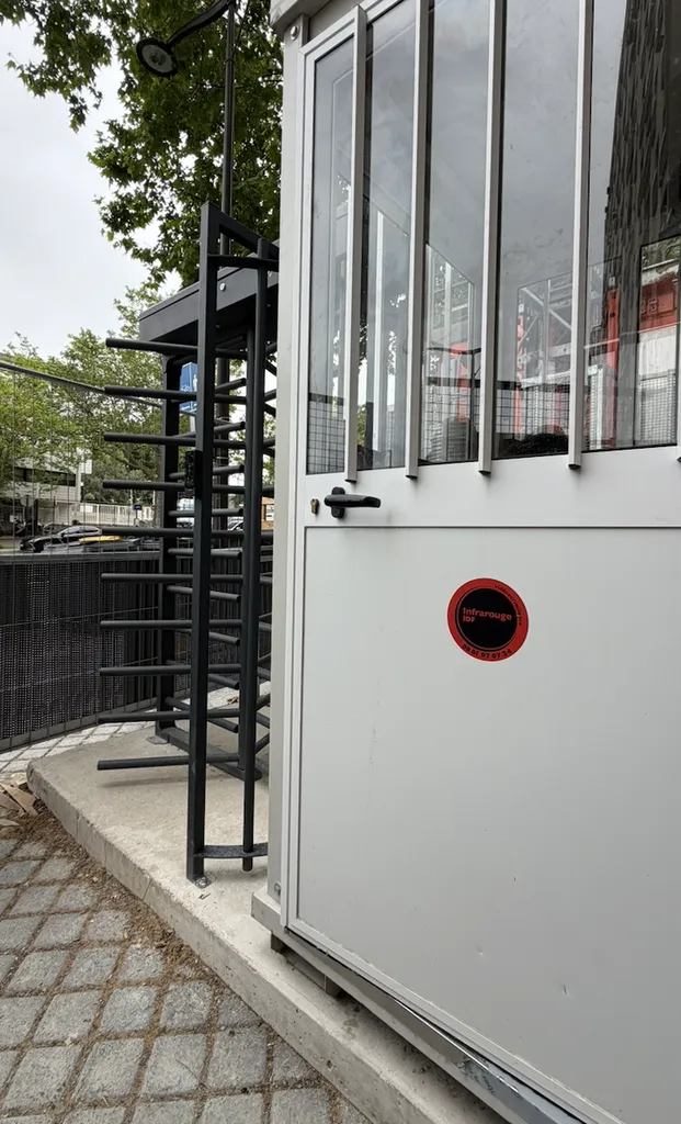 Installation d’un tourniquet galvanisé 3 bras avec contrôle d’accès RFID et gestion des badges à Paris 75019
