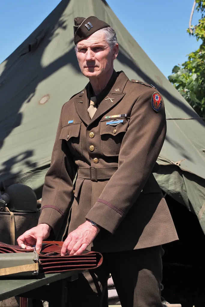 Tenues de sortie militaires réglementaires élégantes fidèles traditions armées pour cérémonies Nantes