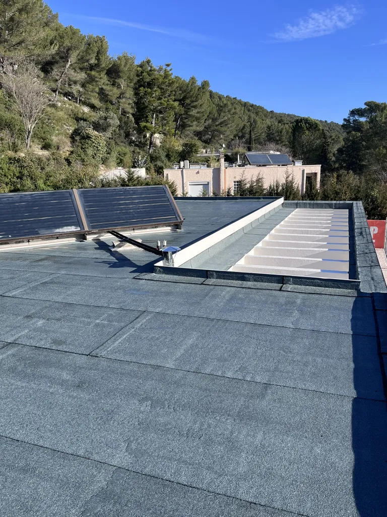 Pose d’un complexe d’étanchéité autoprotégé et rehausse des acrotères en aluminium. Une solution durable et conforme aux normes en vigueur.