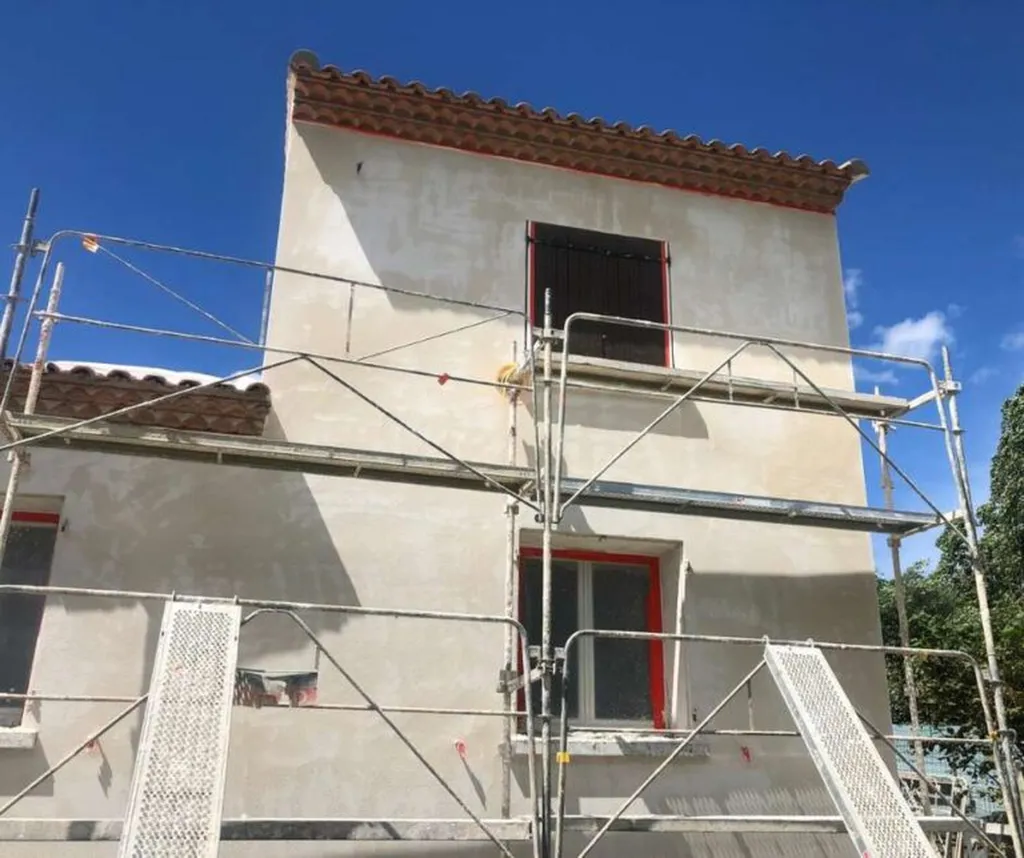 Réaliser un ravalement et nettoyage de façade avec enduits décoratifs pour votre maison individuelle à Nîmes et Sète dans l'Hérault