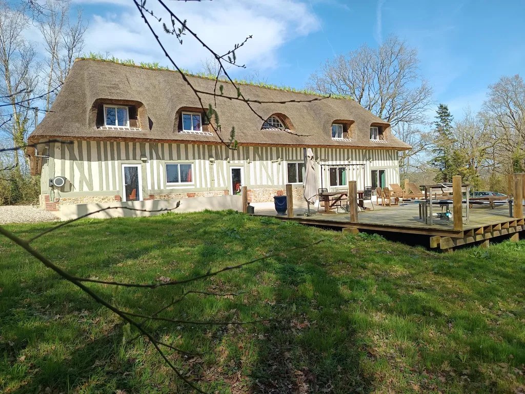 A VENDRE Charmante Chaumière édifiée sur un terrain de plus de 5000 m² avec dépendances, située sur la Région Pont L'Evêque