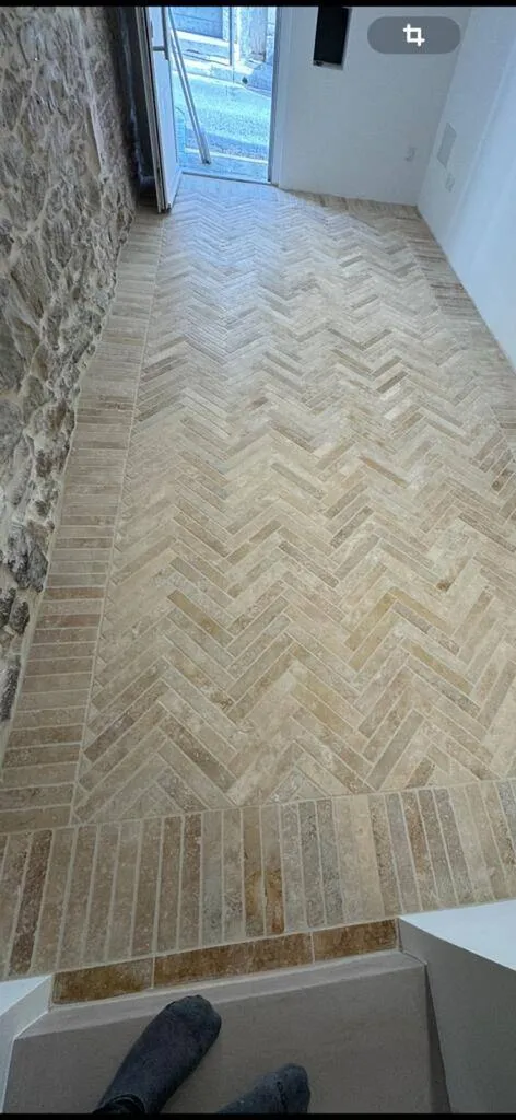 CHEVRON EN TRAVERTIN