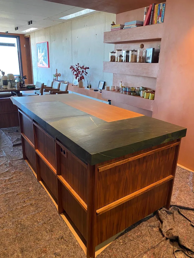 Plans de travail et îlot en Quartzite Avocatus à Saint Tropez 