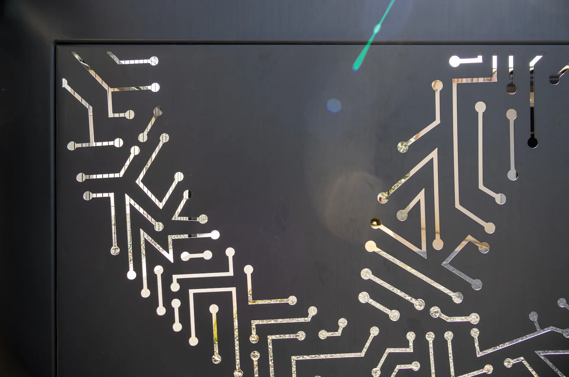 Portail à motifs découpé au plasma : une signature moderne et sécurisée pour votre villa en Sud Ardèche.