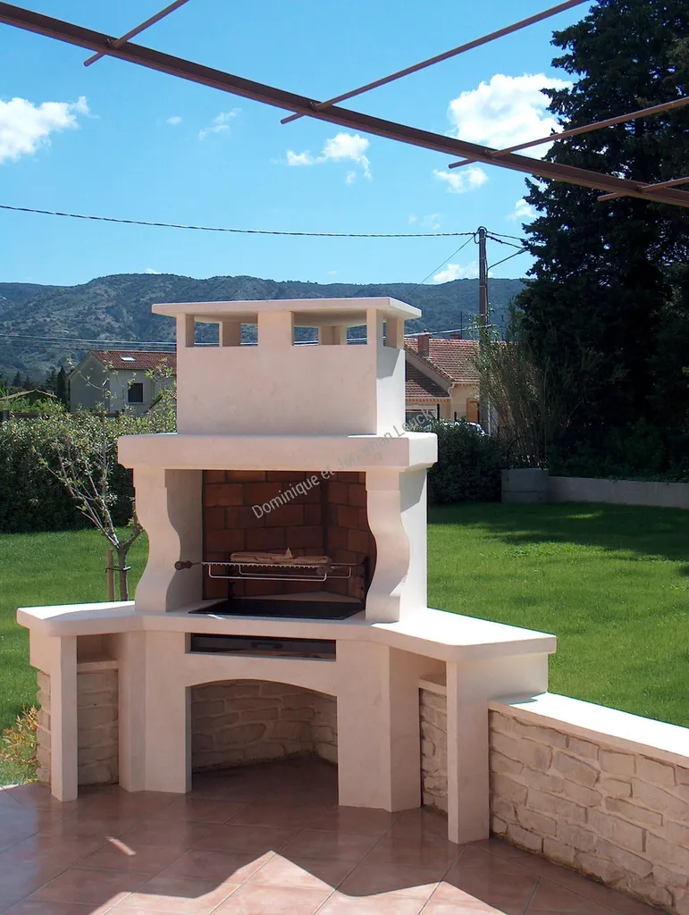 Barbecue en pierre du Gard