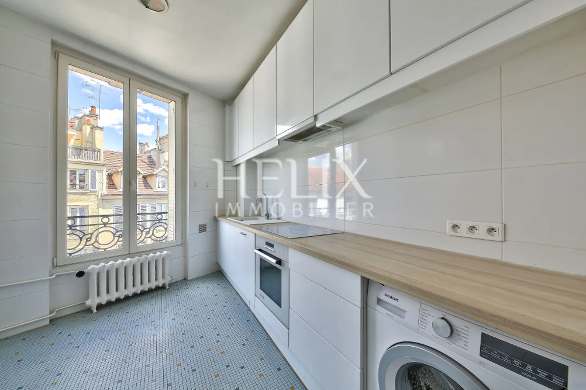 Saint Germain en Laye dans un immeuble en Pierre de taille de style Haussmannien à deux pas de la place du marché, des écoles, des commerces et du RER A.