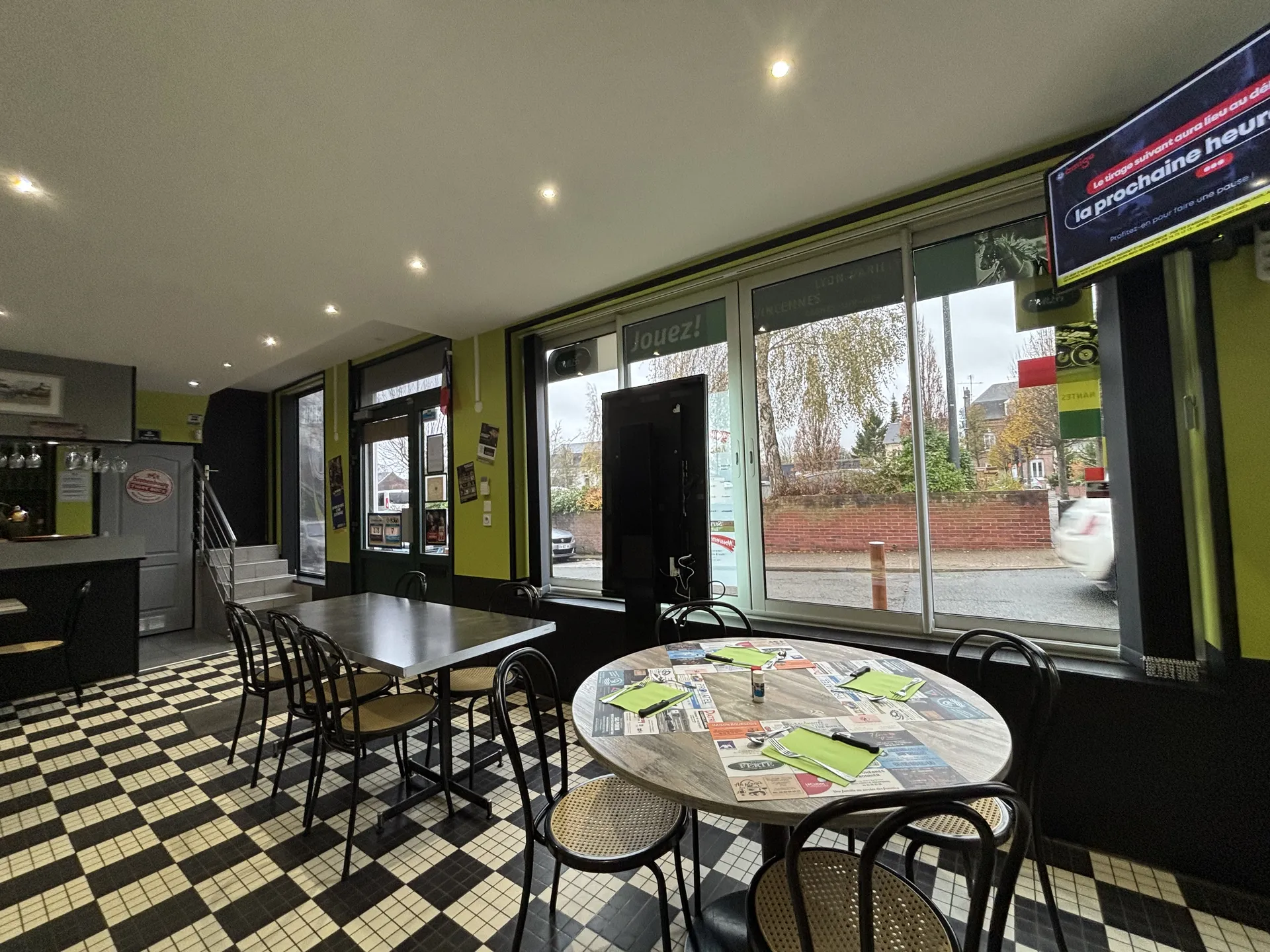 Immeuble de 179m² vendu loué, avec commerce et appartement, FRIVILLE ESCARBOTIN (80).