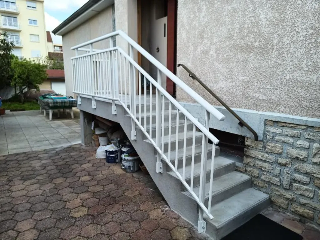 Installation de garde-corps aluminium modèle SALVA avec main courante arrondie à Dijon