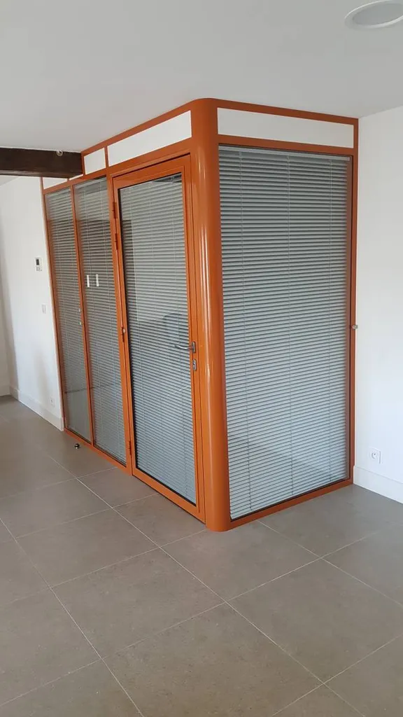 Cloisons modulaires vitrées pour fermer un espace de direction à MARSEILLE
