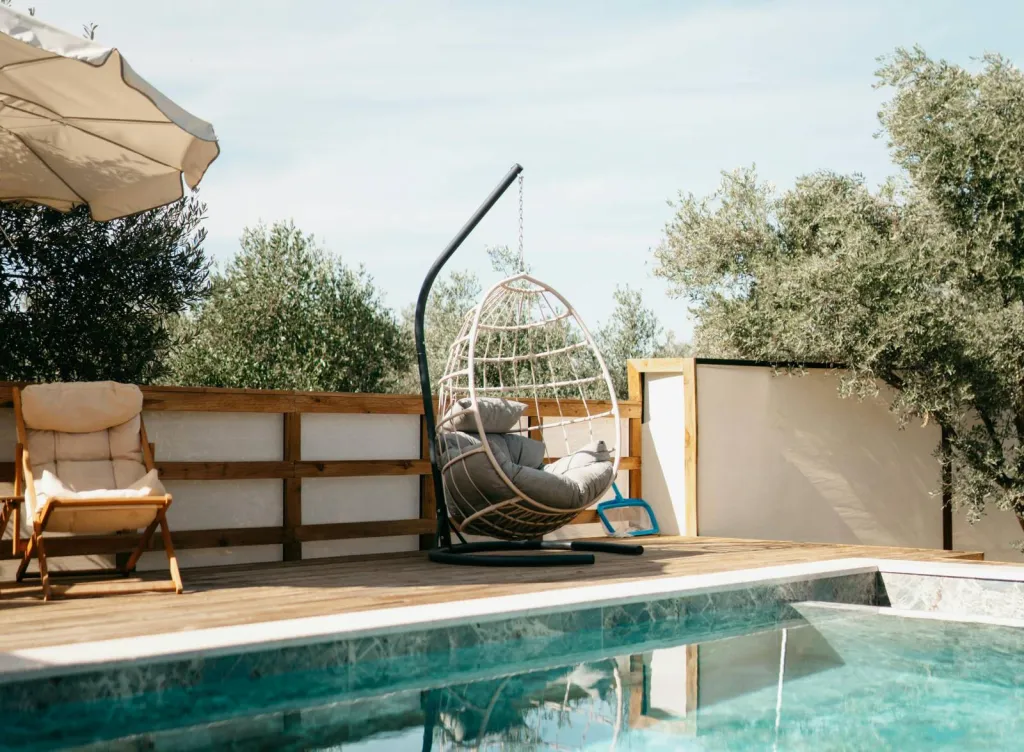 Plantation d’un olivier en pleine terre près d'une piscine à Avignon