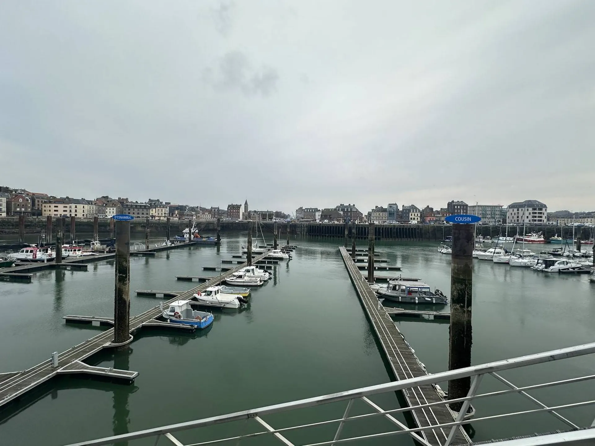 **Bien immobilier avec vue sur le port à vendre** : Profitez de la vie urbaine et balnéaire en toute simplicité grâce à cet emplacement privilégié, offrant une vue pittoresque sur le port de Dieppe, présenté par Terres Et Demeures De Normandie.