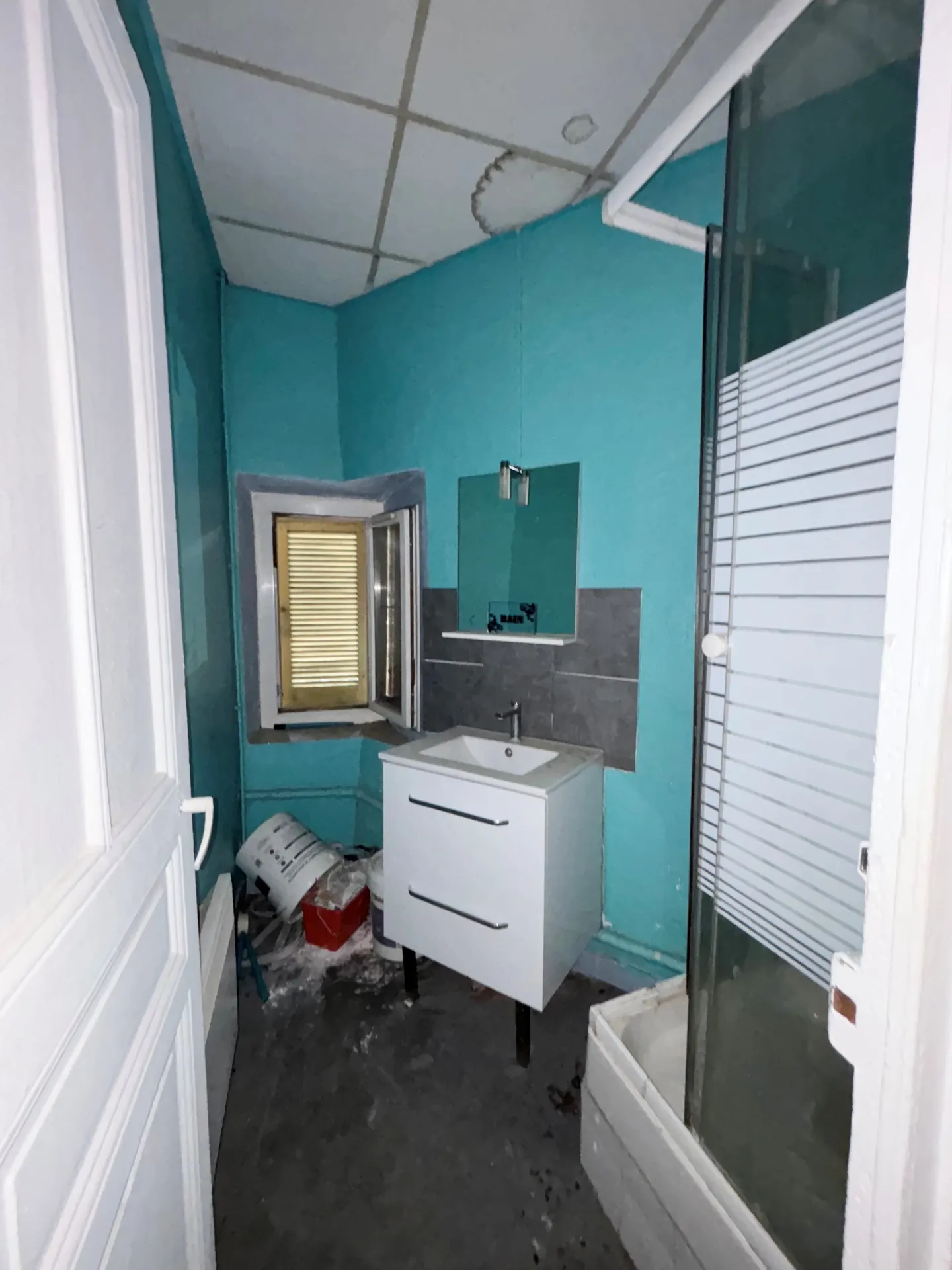 Appartement de type 2 à aménager dans son intégralité situé au 1er étage sur 2 d' un immeuble du centre historique d'Aubagne .
