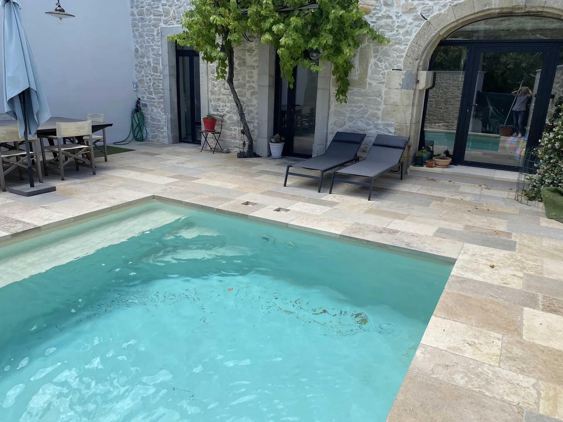 FRANCEPIERRE – Carrelage en Pierre Vieilli Haut de Gamme, Fabricant Français Expert et Vente Directe en Région Parisienne