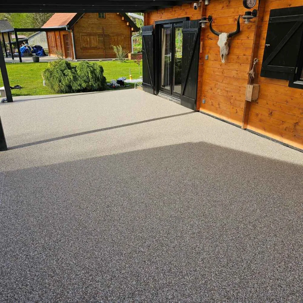 Choisir une moquette de pierre drainante pour rénover votre terrasse extérieure et plage de piscine à Nîmes et dans le Gard