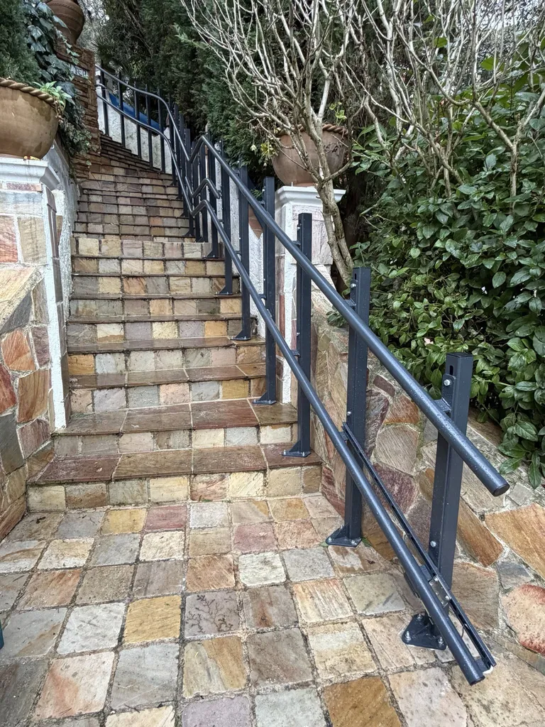 Rail et poteaux permettront de supporter une charge utile de 225 kgs, sur cette La plateforme oblique Stratos NG sur son point d'arrivée dans une villa en restanque à Peypin près de Marseille