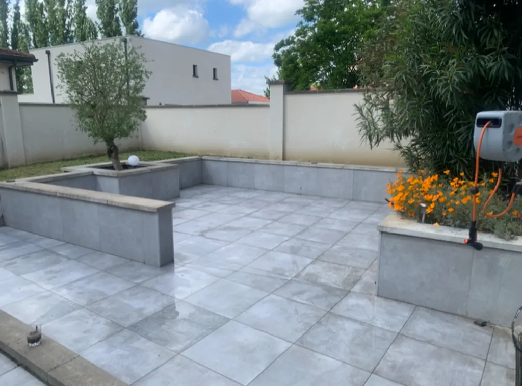 Terrasse avec bordure fleuri 