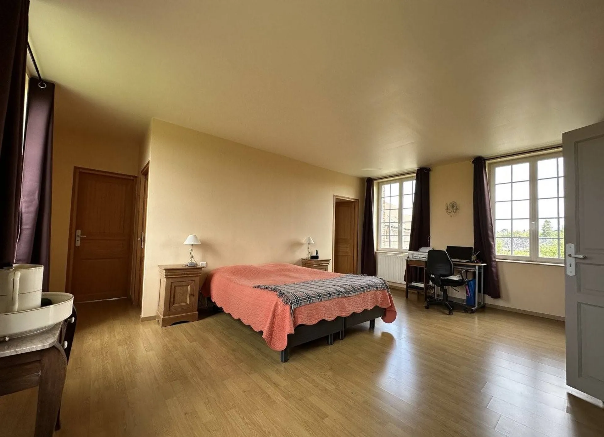 A vendre en Normandie belle maison de Maitre et ses dépendances.