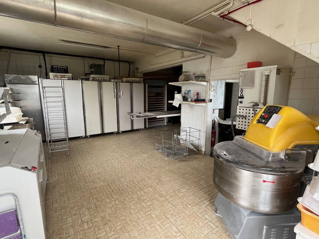 A Vendre : Local commercial avec habitation loué sur le Trait 76580