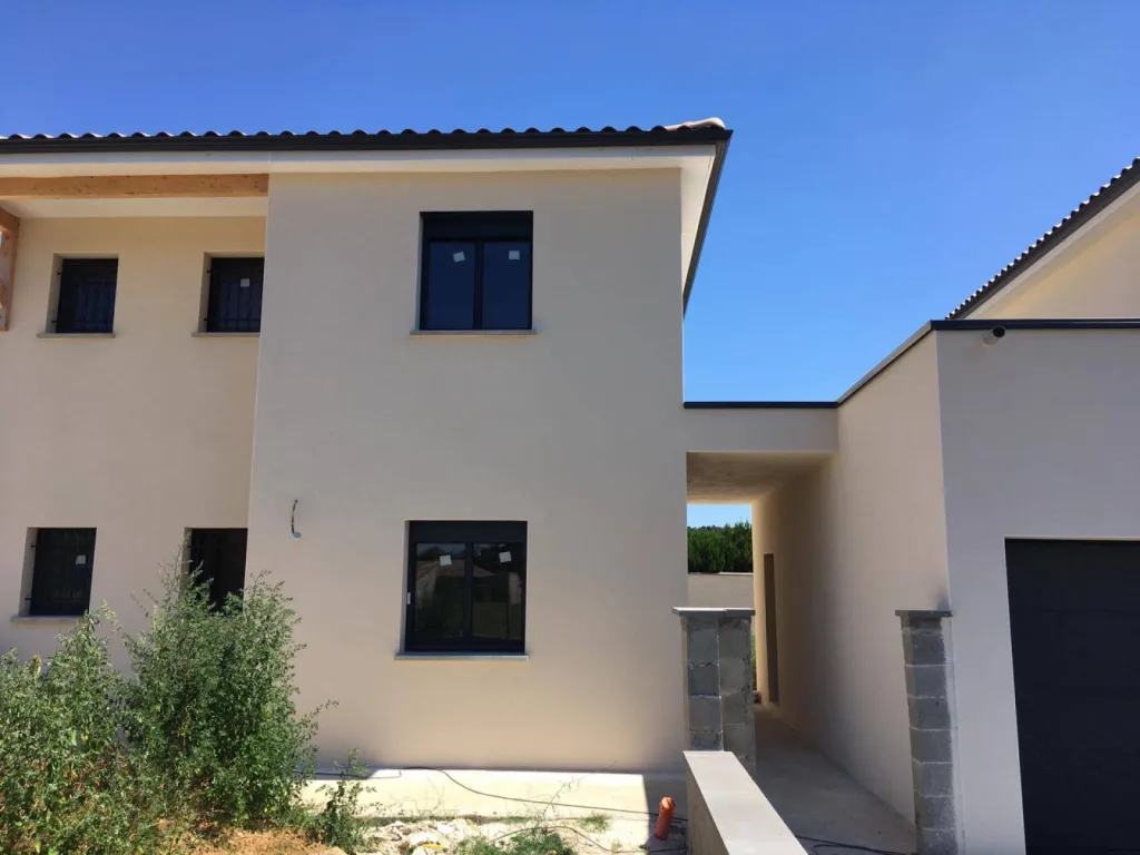 Fabricant de gouttières aluminium Avignon produit design durable compatible avec toit plat ou incliné