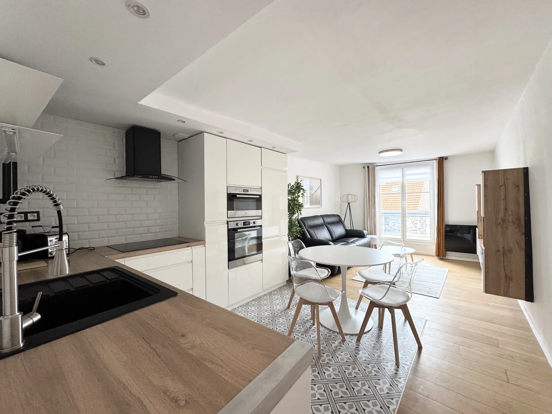 A louer en exclusivité à Saint Germain en Laye, un bel appartement meublé deux pièces de 38,11M2 situé au 3ème étage d'un immeuble bien entretenu.