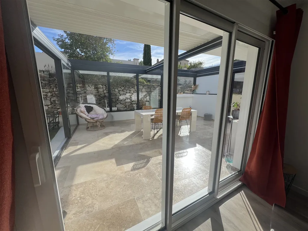 Ciel Ouv'air® : l’unique extension à toit rétractable qui transforme votre terrasse en véritable pièce de vie