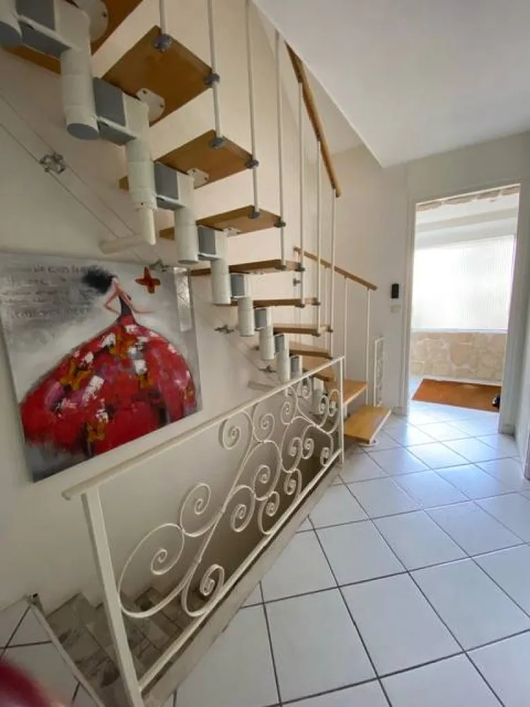 ce bien vous propose une entrée avec vestiaire
