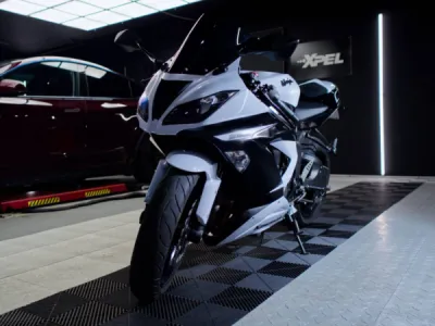 Protection complète et finition soignée pour cette Kawasaki Ninja ZX-6R grâce au film de protection PPF XPELappliqué par Gloss Obsession.