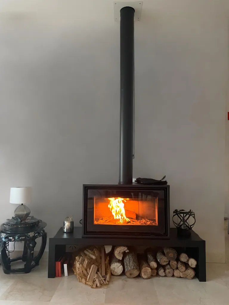 Poêle à bois installé pour un chauffage écologique, économique et confortable