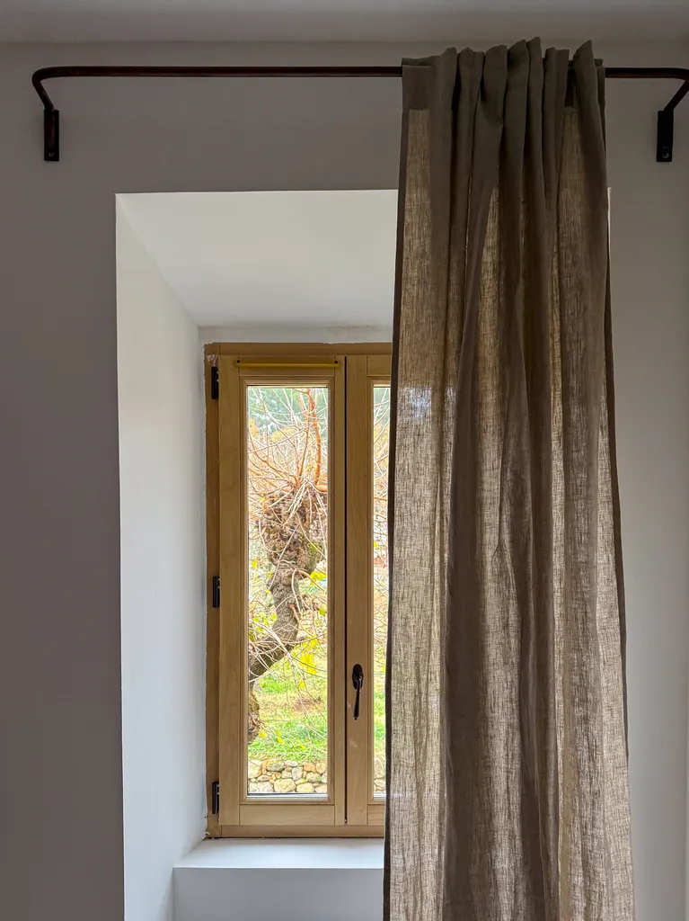 Menuiserie en bois sur mesure avec fenêtres performantes et finitions soignées pour habitation à Saint Paul le Jeune