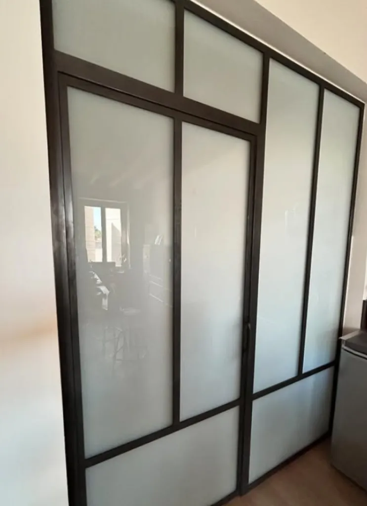 Création et installation de verrière sur-mesure avec porte incrustée acier brut ciré et verre opaque à Saint-Genis-Laval proche de Lyon