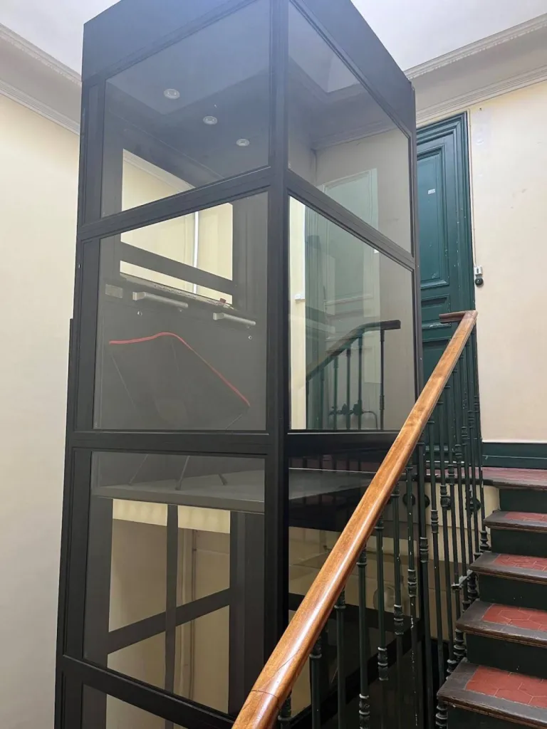 Vue depuis un palier de cet ascenseur privatif sur 5 niveaux en intérieur à Marseille