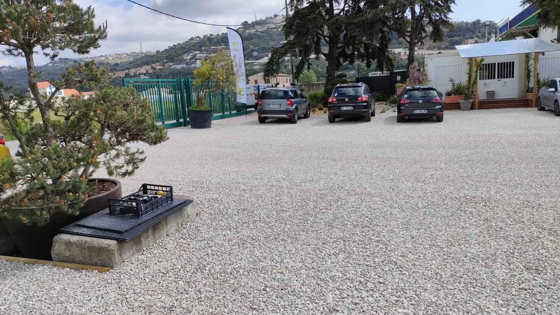 Dépôt avec revêtement en gravier à Nice Saint Isidore