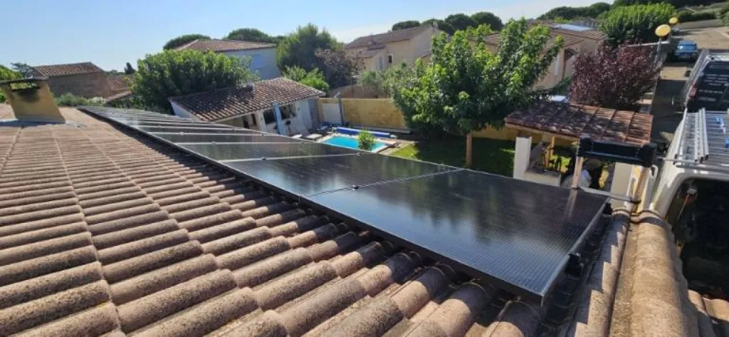 Pose de 14 panneaux photovoltaïques Dmegc avec onduleur Huawei et batterie MyLight