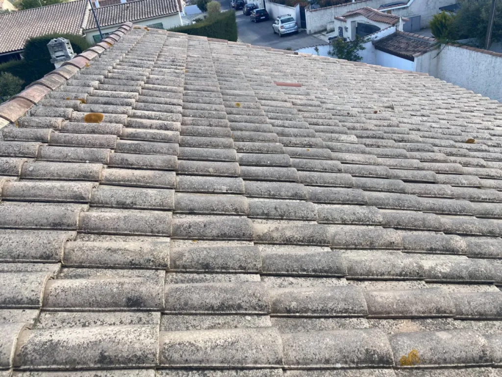 toiture avant nettoyage sur martigues