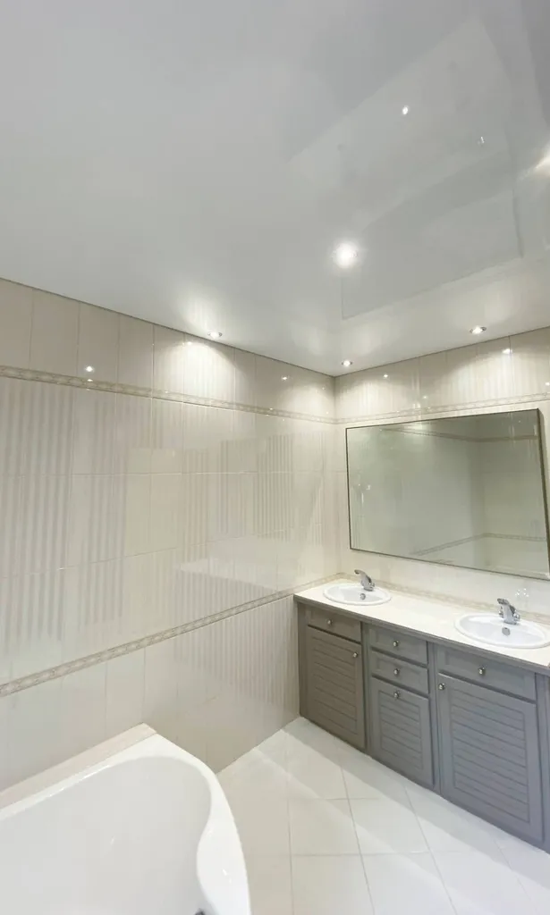 Salle de bains : Plafond brillant avec spots intégrés à Toulouse - Plafonds Tendus Occitans La Magdelaine sur Tarn