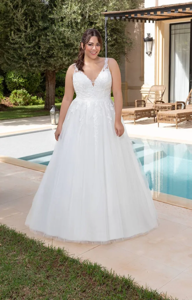 Robe de mariée grande taille à Marseille, décolleté en V plongeant, bas en tulle.