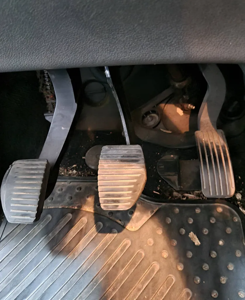 La pédale de frein de votre véhicule est contrôlée chez Autosur Martigues votre centre de contrôle technique