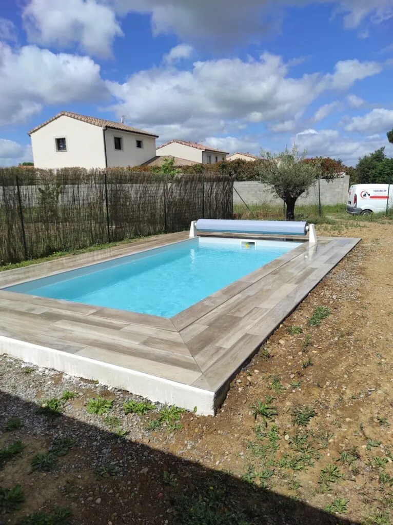 Installer une piscine coque Futuna de France Piscine Composite avec terrassement complet et margelles en grès cérame à Labarthe-sur-Lèze et Muret