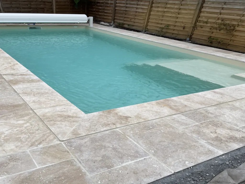 installation d'une piscine à fond plat avec sa terrasse à Ychoux et ses alentours dans les Landes