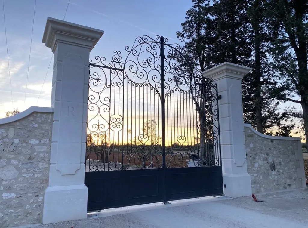 piliers en pierre d'estaillade du Lubéron avec un zoom sur la gravure en V centrale