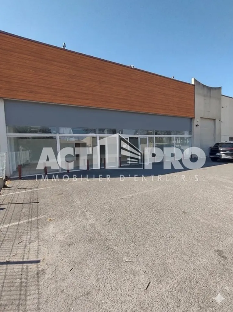 A louer local commercial d'environ 300m² au sud de Perpignan dans les Pyrénées orientales secteur Dalbiez