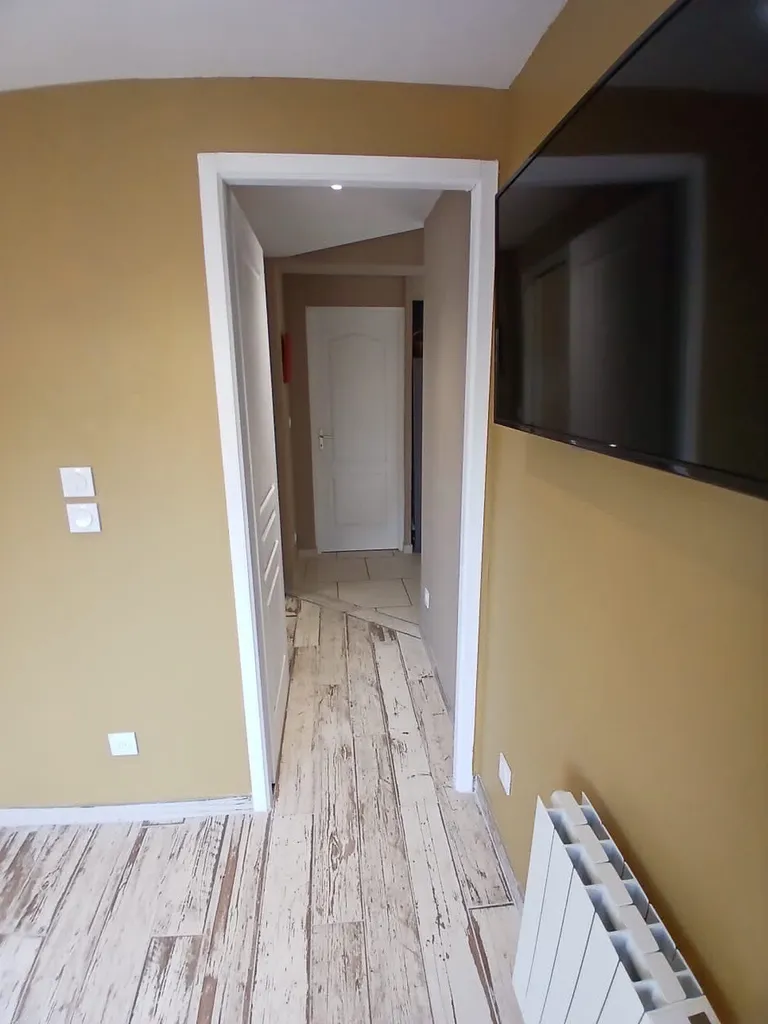 Aménagement complet d'un ancien garage en une pièce de vie